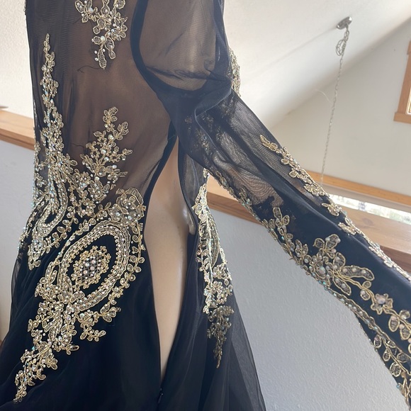 Gorgeous Black Dress 🖤 - Picture 8 of 10